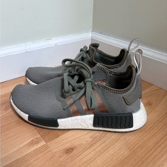 Adidas NMD\_R1 'Metallic Formstrip - Legacy Green' sneaker FX8832 - Picture 1 of 9